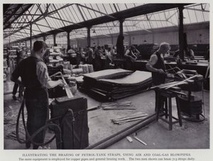 Illustratie van het solderen van benzinetankriemen, met lucht- en steenkoolgasbranders (zwart-wit foto) door English Photographer