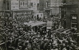 In Petticoat Lane, Londen, op zondagochtend door English Photographer