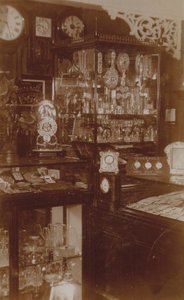 Interieur van een Engelse zilver- of juwelierswinkel door English Photographer