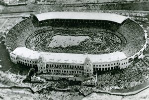 Invasie van het stadion voor de eerste Wembley Cup Final, 1923 door English Photographer