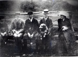 James en Lytton Strachey met Thoby, Adrian en Virginia Stephen in Fritham, Hampshire, 1901 door English Photographer
