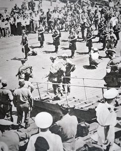 Kilted pipers spelen aan wal van het 1e Bataljon Argyll en Sutherland Highlanders van HMS Ceylon in Pusan, 29 augustus 1950 door English Photographer