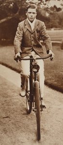 Koning Edward VIII fietst in 1911