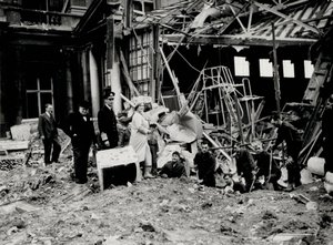 Koning George VI en Koningin Elizabeth, samen met Winston Churchill, inspecteren bomschade, vermoedelijk aan Buckingham Palace door English Photographer