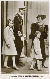 Koning George VI en koningin Elizabeth met hun dochters, prinsessen Elizabeth en Margaret door English Photographer