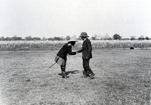 Koning George V begroet de Maharaja van Nepal door English Photographer