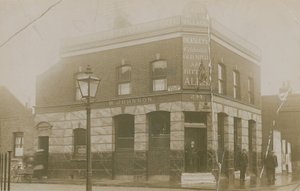 Jongens van het dorp, Mary Anne Street, Stepney, Londen door English Photographer