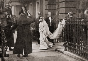 Lady Elizabeth Bowes Lyon op weg naar haar huwelijk op 26 april 1923, met H.K.H. De Hertog van York, later Koning George VI, uit Het Verhaal van Vijfentwintig Jaar, gepubliceerd 1935