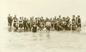 Grote groep zwemmers die in het water staan door English Photographer