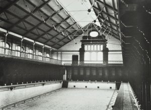Laurie Grove Bad: het eerste openbare zwembad in Deptford, eerste klas bad, 1898 door English Photographer