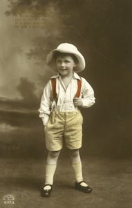 Kleine jongen in rode bretels door English Photographer