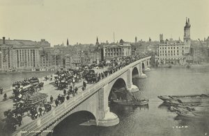 Londen Brug: paard-en-wagen omnibussen en kar, evenals voetgangers, steken de brug over, 1895 door English Photographer