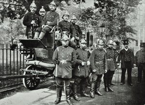 London Fire Brigade: groep brandweermannen, met motor en turncocks, 1895 door English Photographer