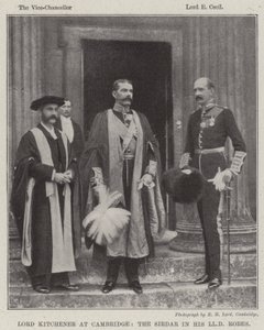 Lord Kitchener in Cambridge, de Sirdar in zijn LLD-gewaden door English Photographer