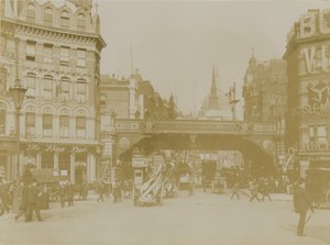 Ludgate Circus door English Photographer