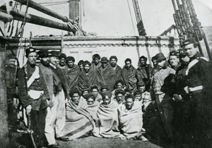 Maori Gevangenen aan boord van een gevangenisschip in Wellington Harbour, 1866 door English Photographer