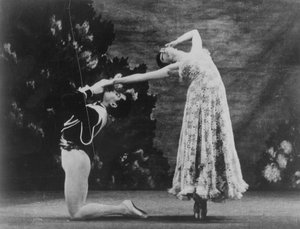 Maude Lloyd en Hugh Laing voeren 