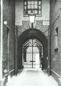 Millbank Prison: hoofdgang, Warden Barnard in deuropening, 1885 door English Photographer