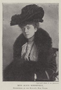 Mejuffrouw Alice Roosevelt, peettante van de nieuwe jacht van de keizer door English Photographer