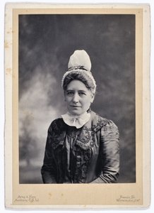 Miss L.M. Gordon, Matron, St. Thomass Hospital door English Photographer