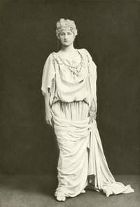 Miss Mary Anderson als Hermione (gravure) door English Photographer