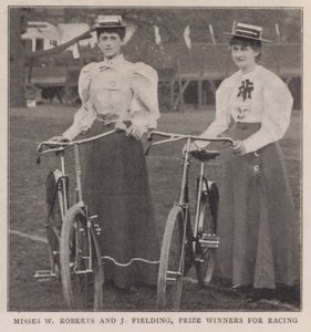 Misses W Roberts en J Fielding, prijswinnaars voor racen door English Photographer