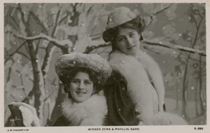 Juffrouwen Zena en Phyllis Dare door English Photographer