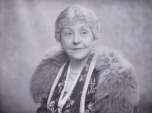 Mevrouw Laura Henderson, eigenaar van het Windmill Theatre, Piccadilly, Londen door English Photographer