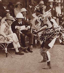 Inheemse schoonheid in Freetown, Sierra Leone, dansend voor de toekomstige koning Edward VIII door English Photographer