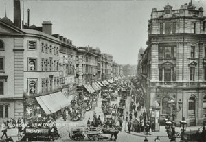 New Oxford Street: kijkend naar het oosten vanaf Saint Giles Circus, 1895 door English Photographer