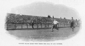 Newton Heath rechtervleugel neemt de bal op en centreert, 1899 door English Photographer