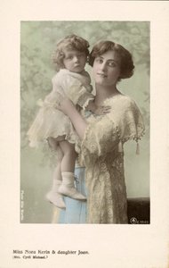 Nora Kerin, Engelse toneelactrice en haar dochter, Joan door English Photographer