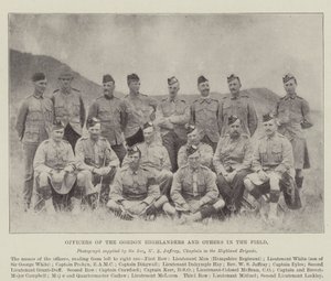 Officieren van de Gordon Highlanders en anderen in het veld door English Photographer