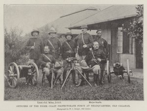 Officieren van de Niger Coast Protectorate Force bij het hoofdkwartier, Old Calabar door English Photographer