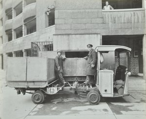 Ossulston Estate: vuilnismannen legen container aan de onderkant van de vuilnisgoot door English Photographer