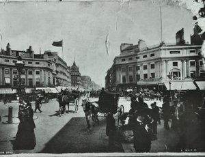Oxford Circus, Westminster LB: kijkend naar het oosten, 1895 door English Photographer