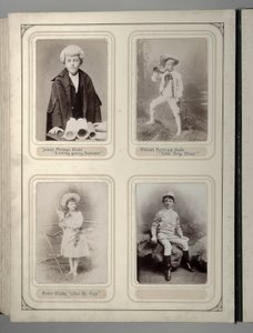 Pagina uit een souveniralbum van het Juvenile Fancy Dress Ball, Leeds