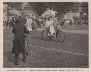 Fotograferen van Lady Emily Gladys Cherry, prijswinnaar voor decoratie door English Photographer