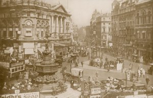 Piccadilly Circus door English Photographer