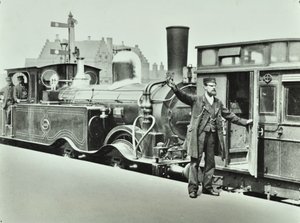 Perronportier op een treinstation, 1885 door English Photographer