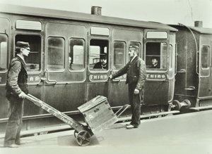 Perronportiers op een treinstation, 1885