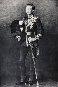 Portret van Edward, Prins van Wales, in zijn uniform als kolonel van de Welsh Guards door English Photographer