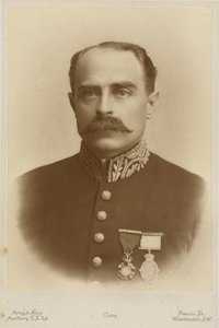 Portret van Francis Younghusband (zwart-wit foto) door English Photographer