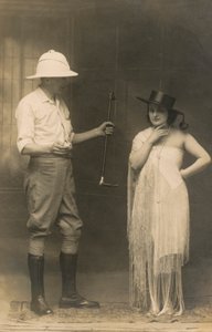 Portret van een man gekleed om te rijden en een vrouw met een hoed en een jurk door English Photographer
