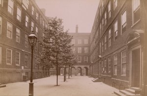 Ansichtkaart met Pump Court in Middle Temple door English Photographer