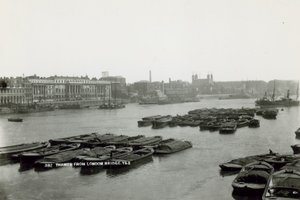 Ansichtkaart met een uitzicht op de Theems vanaf London Bridge door English Photographer