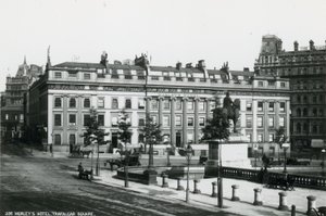 Ansichtkaart met een afbeelding van Morleys Hotel door English Photographer
