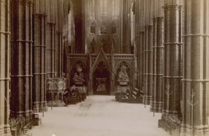Ansichtkaart met een afbeelding van het interieur van Westminster Abbey door English Photographer