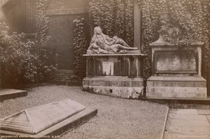 Ansichtkaart met het graf van Oliver Goldsmith in de Inner Temple door English Photographer