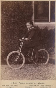 Prins Albert van Wales poseert alleen met een fiets